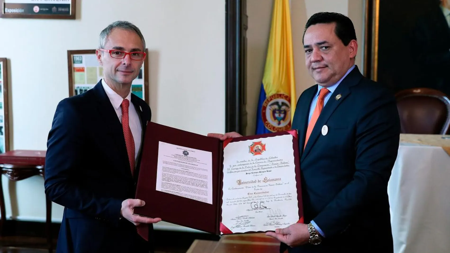 El rector de la Universidad de Salamanca, Ricardo Rivero, recibe una condecoración de manos del representante del Congreso colombiano, Jorge Burgos