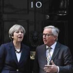 La primera ministra Theresa May recibe al presidente de la Comisión Europea Jean-Claude Juncker en el 10 de Downing Street en Londres.