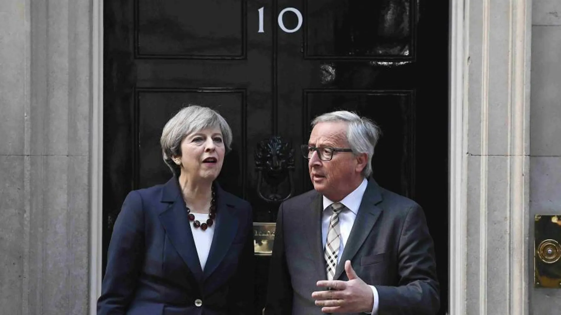 La primera ministra Theresa May recibe al presidente de la Comisión Europea Jean-Claude Juncker en el 10 de Downing Street en Londres.