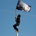Un miembro de Al Qaeda coloca una bandera en Aritha