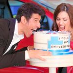 Jorge Fernández, presentador del espacio, junto a su compañera Laura Moure, azafata del programa