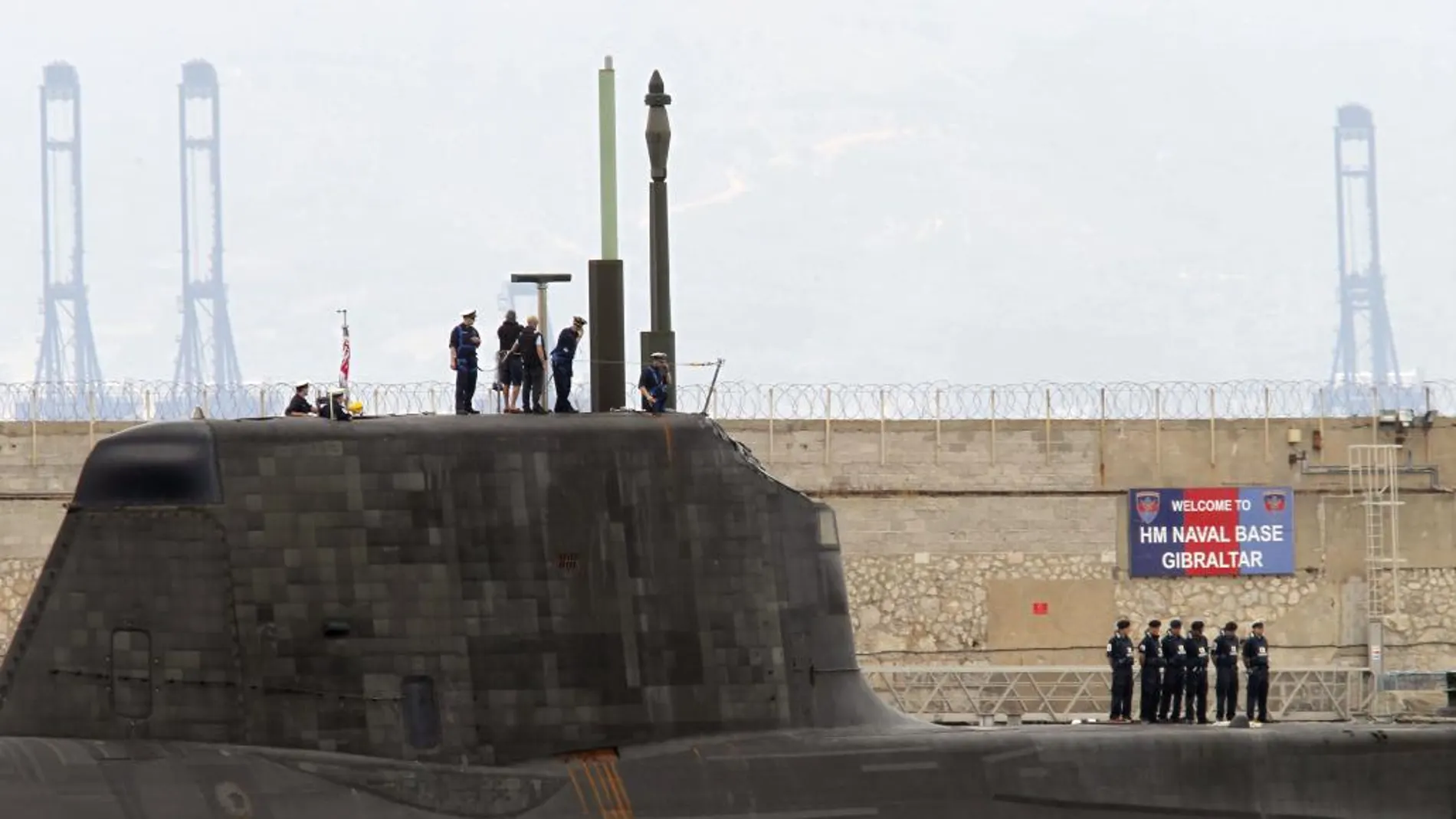 El submarino de propulsión nuclear británico "HMS Ambush" zarpa del puerto de Gibraltar hacia Reino Unido