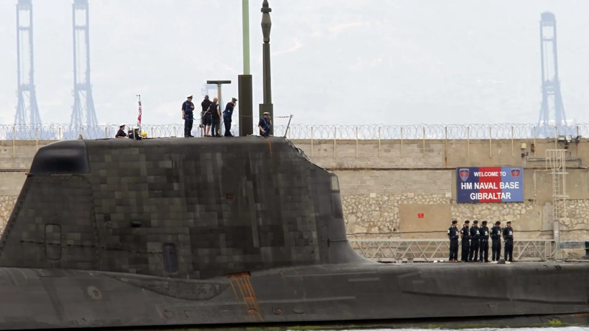 El submarino de propulsión nuclear británico "HMS Ambush", zarpa del puerto de Gibraltar hacia Reino Unido.