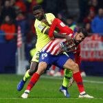 El delantero del Atlético de Madrid, Diego Costa, disputa un balón en presencia del azulgrana Samuel Umtiti / Reuters