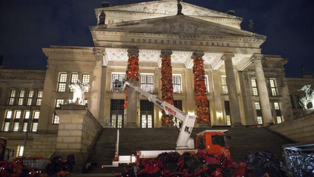 Instalación de la obra de Ai Weiwei en el pórtico de la ópera de Berlín