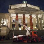 Instalación de la obra de Ai Weiwei en el pórtico de la ópera de Berlín