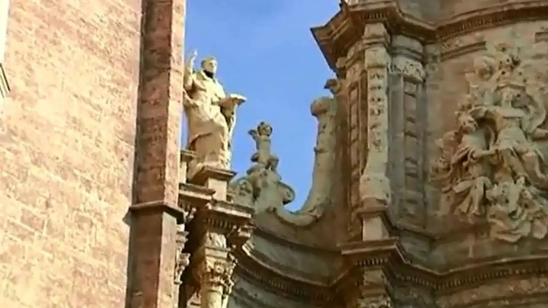La «abrigada» figura de San Vicente Ferrer de la catedral de Valencia