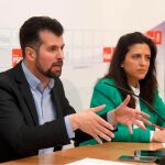 Luis Tudanca atiende a la prensa junto a Esther Peña, candidata socialista al Congreso por Burgos