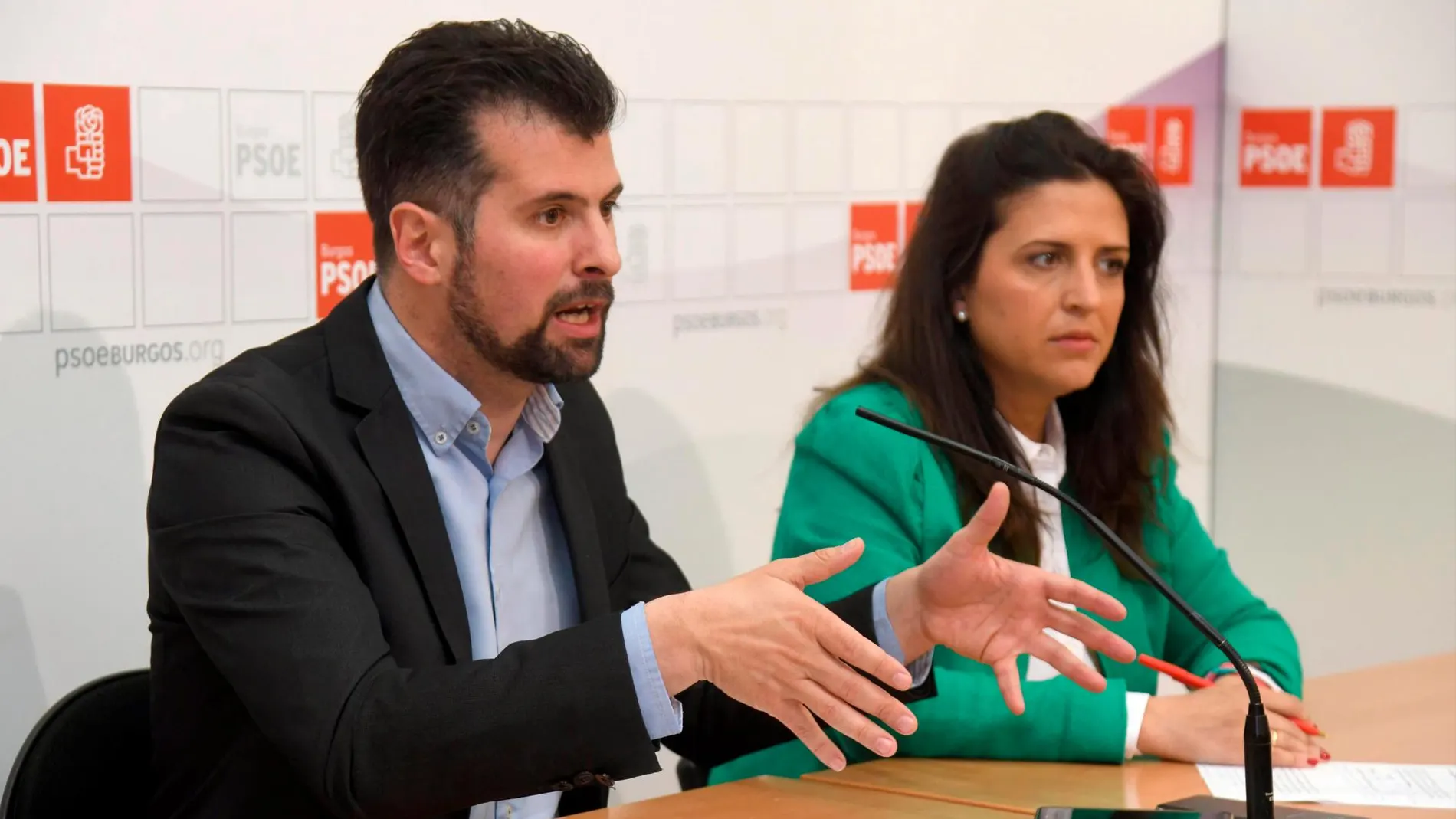 Luis Tudanca atiende a la prensa junto a Esther Peña, candidata socialista al Congreso por Burgos