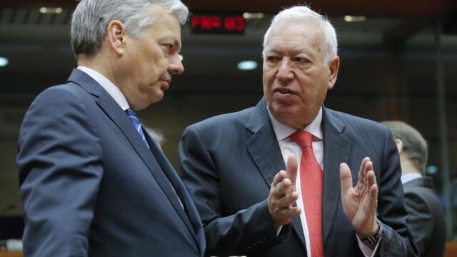García-Margallo (dcha) conversa con su homólogo belga, Didier Reynders (izq), al inicio de la reunión del Consejo de Ministros de Exteriores de la UE
