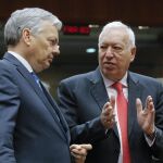 García-Margallo (dcha) conversa con su homólogo belga, Didier Reynders (izq), al inicio de la reunión del Consejo de Ministros de Exteriores de la UE