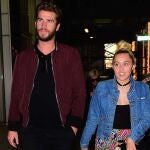 Miley Cyrus junto a su prometido Liam Hemsworth
