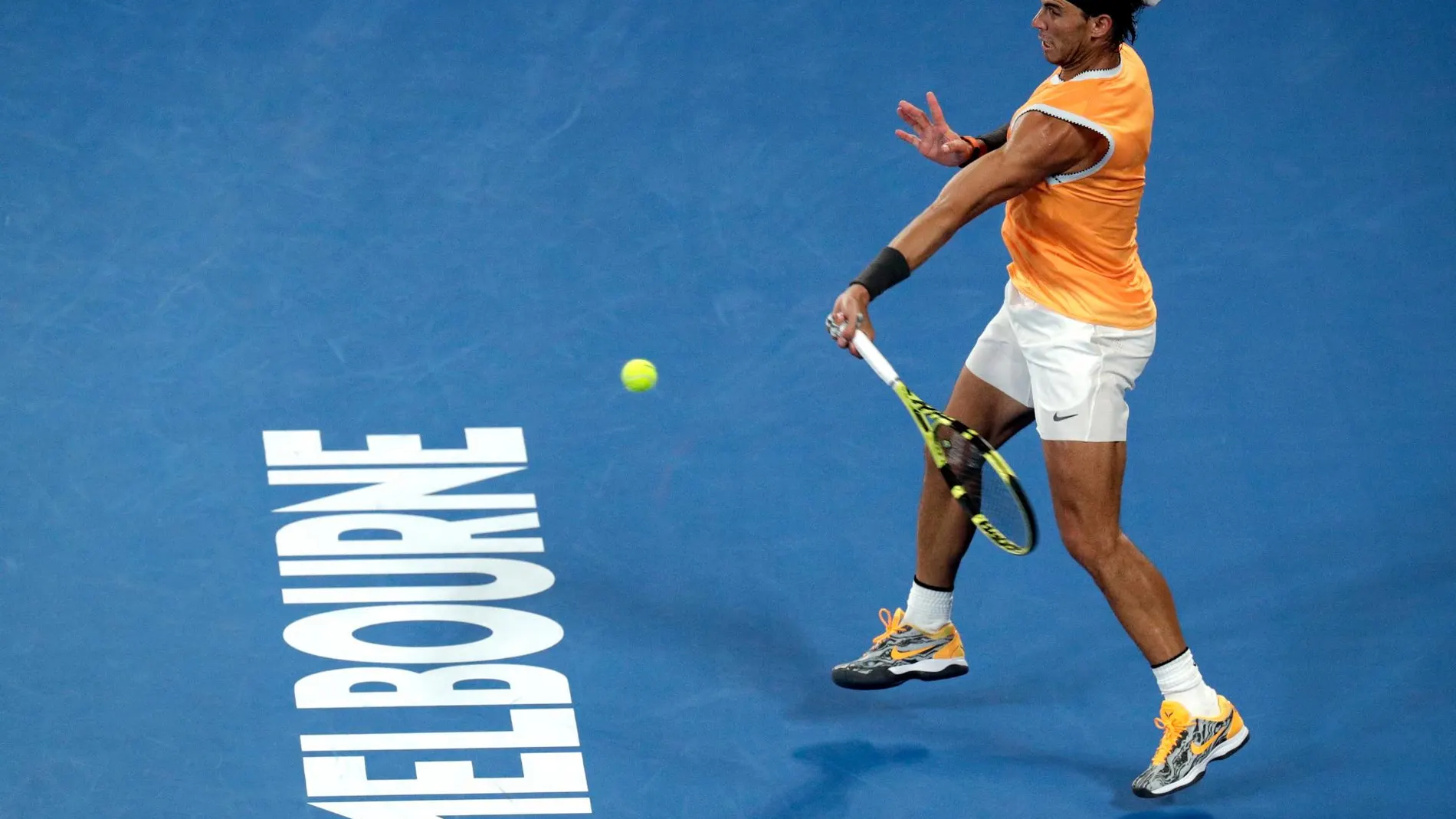 Nadal golpea la bola en el enfrentamiento ante Alex de Minaur en el Open de Australia / AP