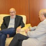 El conseller de Transparencia, Manuel Alcaraz, y el presidente de la AVL, Ramón Ferrer, reunidos