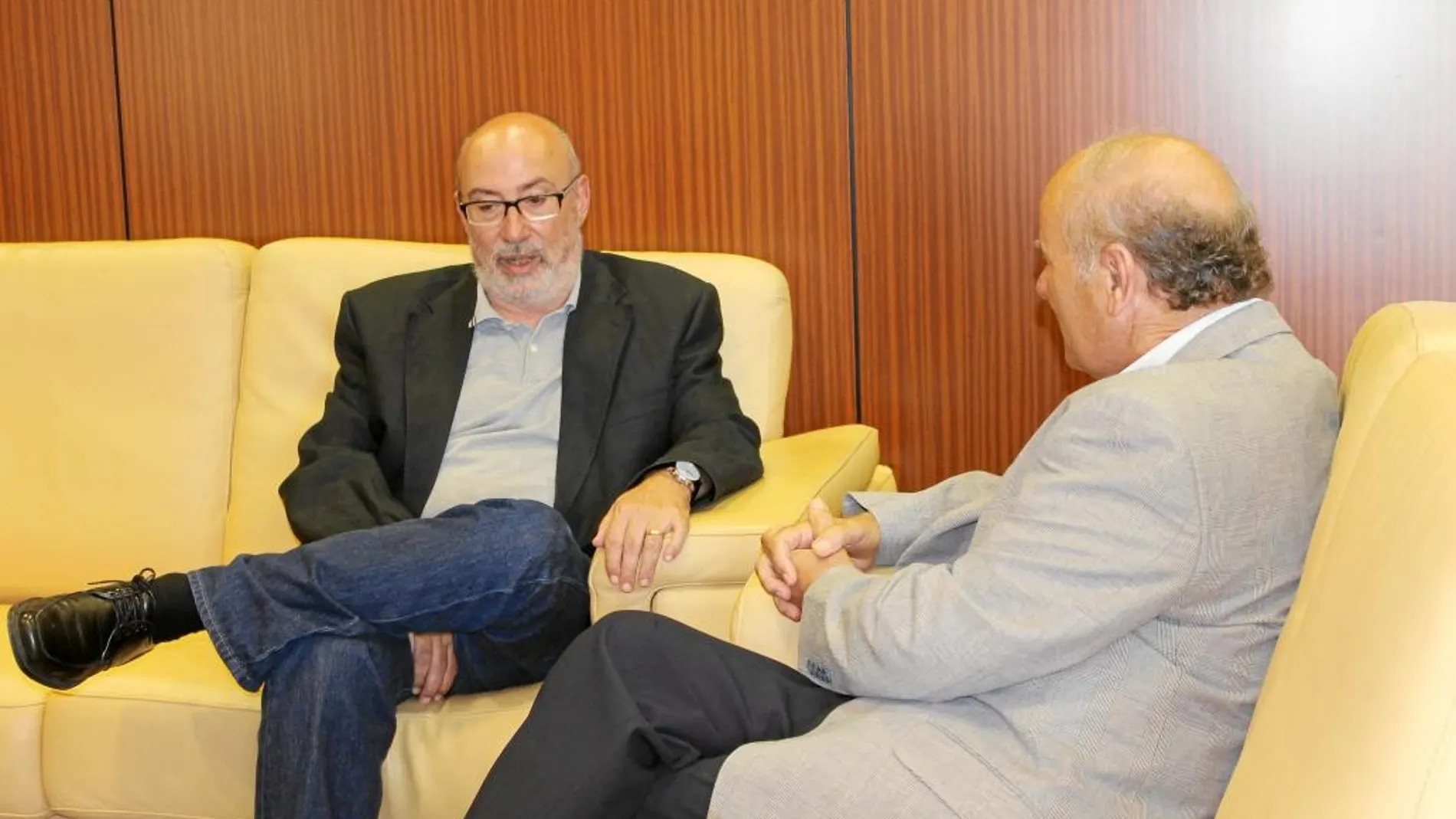 El conseller de Transparencia, Manuel Alcaraz, y el presidente de la AVL, Ramón Ferrer, reunidos