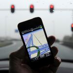 Un conductor al volante con un sistema de GPS/Reuters