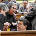 Homs (Convergència) y Tardà (ERC) charlando con los diputados del PNV en la reciente sesión de investidura celebrada en el Congreso de los Diputados