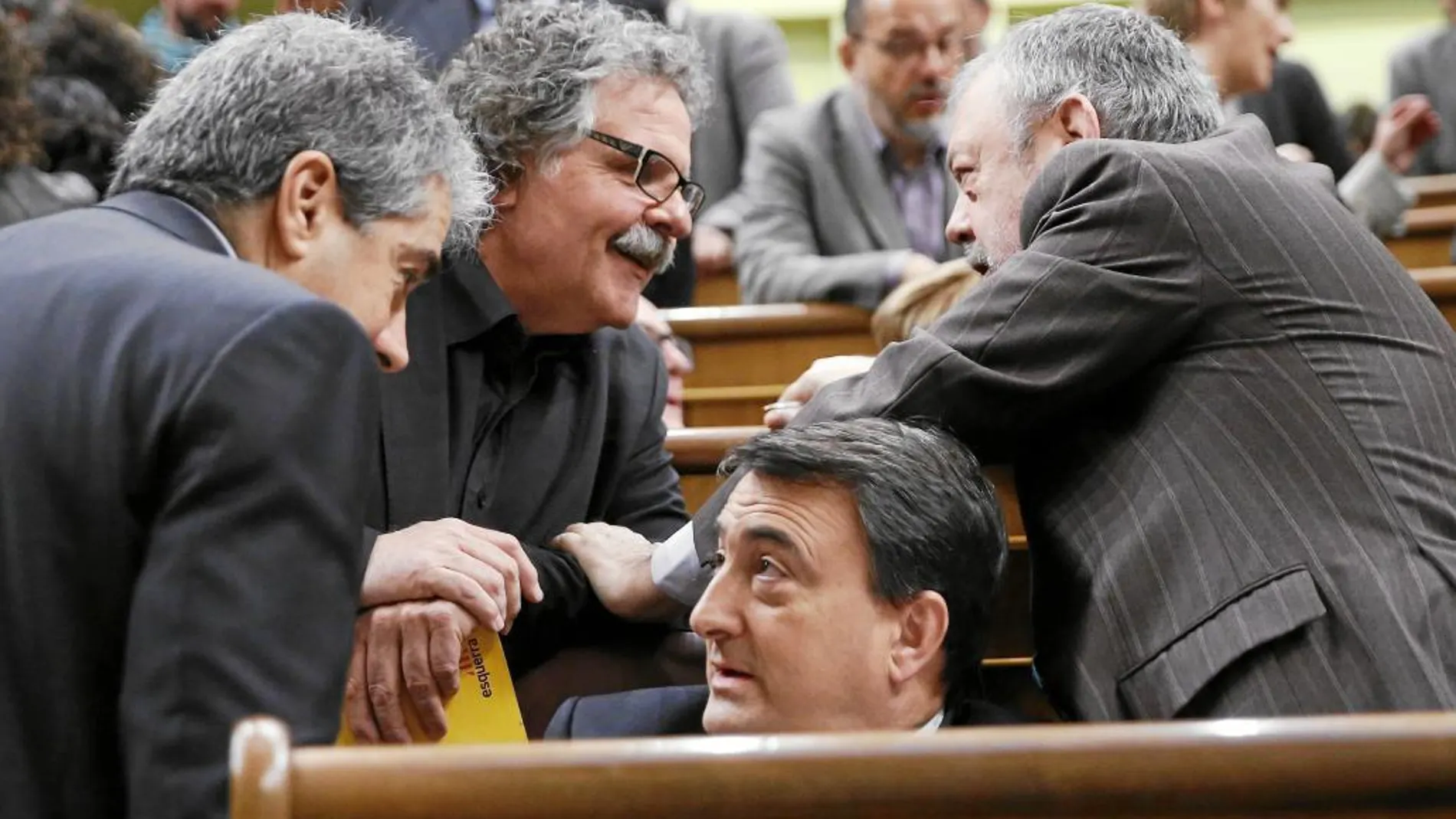 Homs (Convergència) y Tardà (ERC) charlando con los diputados del PNV en la reciente sesión de investidura celebrada en el Congreso de los Diputados