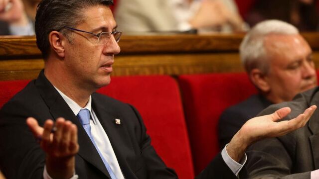 El líder del PPC, Xavier García Albiol, gesticula ante una intervención del presidente de la Generalitat en Funciones, Artur Mas