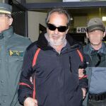 Agentes de la Guardia Civil, conduciendo a Juan Lanzas a la cárcel