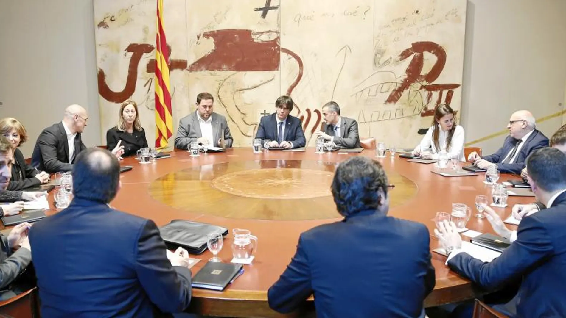 Puigdemont presidió ayer la primera reunión del Gobierno catalán tras la toma de posesión de sus consejeros