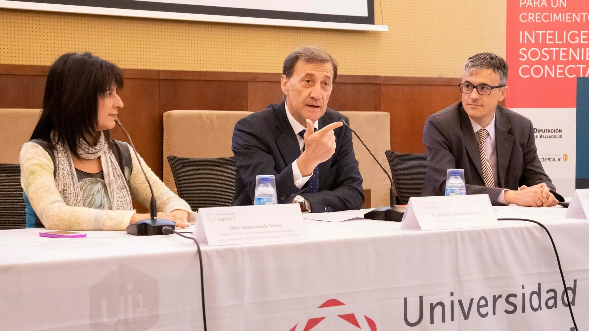 El rector, Alberto Gómez Barahona, junto a la diputada provincial Inmaculada Sierra y el director del grado de ADE de la institución, Benito Pérez