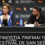 La actriz Sigourney Weaver, que recoge el Premio Donostia por el conjunto de su trayectoria en el fesival de cine de San Sebastián, durante la rueda de prensa tras la presentación, fuera de concurso, de la película de Juan Antonio Bayona (d), "Un monstruo viene a verme"