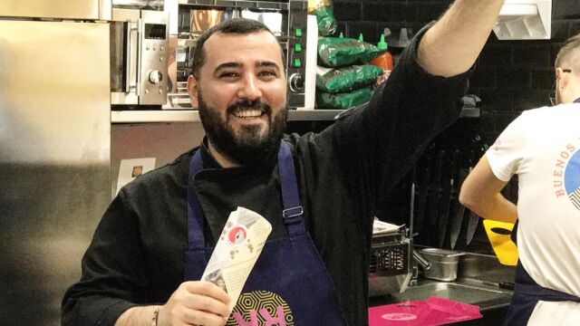 'Japarrito man', miembro del equipo de 'The Japanese Burrito' elaborando un 'japarrito', el producto estrella de la cadena.