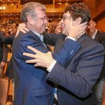Emotivo abrazo entre Fernández Mañueco y Silván al inicio del Congreso.