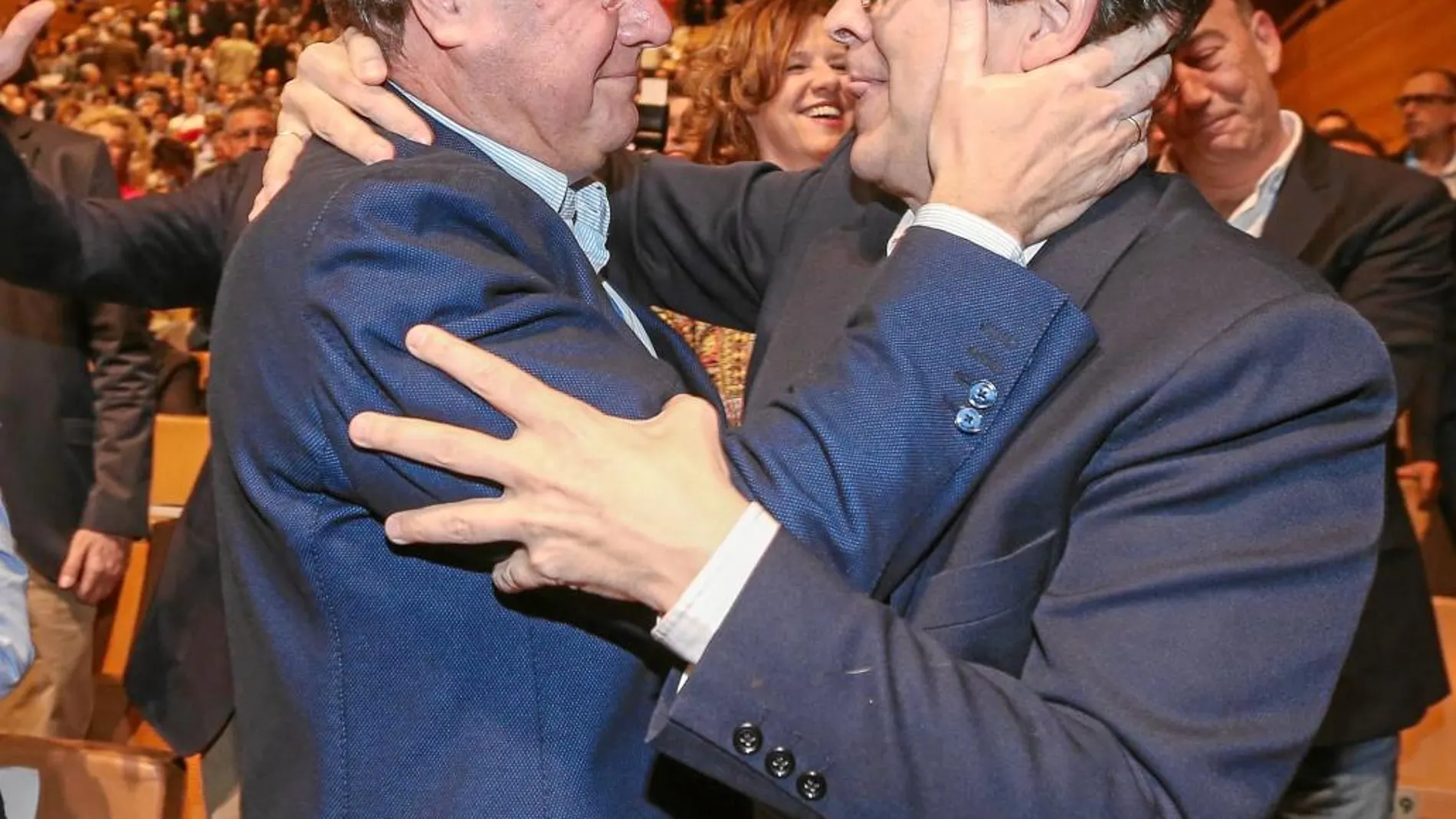 Emotivo abrazo entre Fernández Mañueco y Silván al inicio del Congreso.