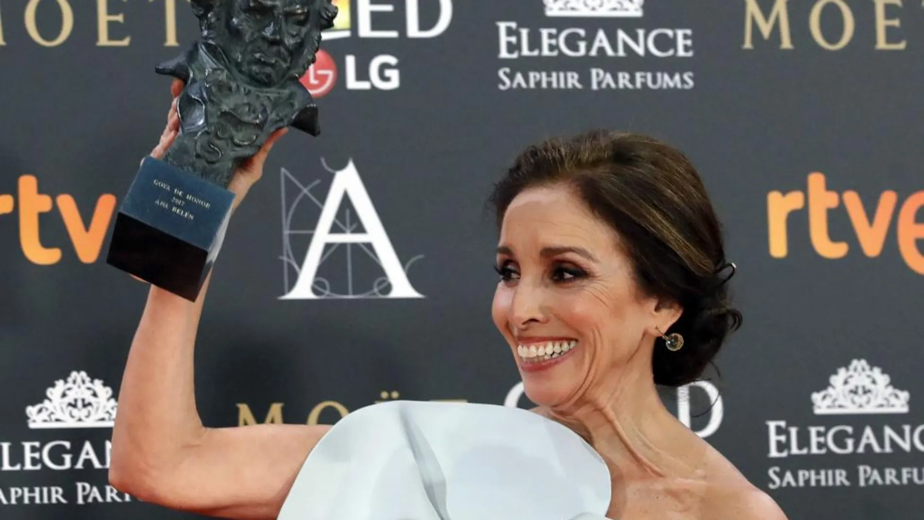 La actriz y cantante Ana Belén posa con el premio tras recibir el "Goya de Honor", durante la gala de la XXXI edición de los Premios Goya que se celebra esta noche en el Marriott Auditorium Hotel, en Madrid.