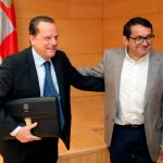 Mario Amilivia conversa con el socialista Juan Luis Cepa, antes de comparecer en las Cortes
