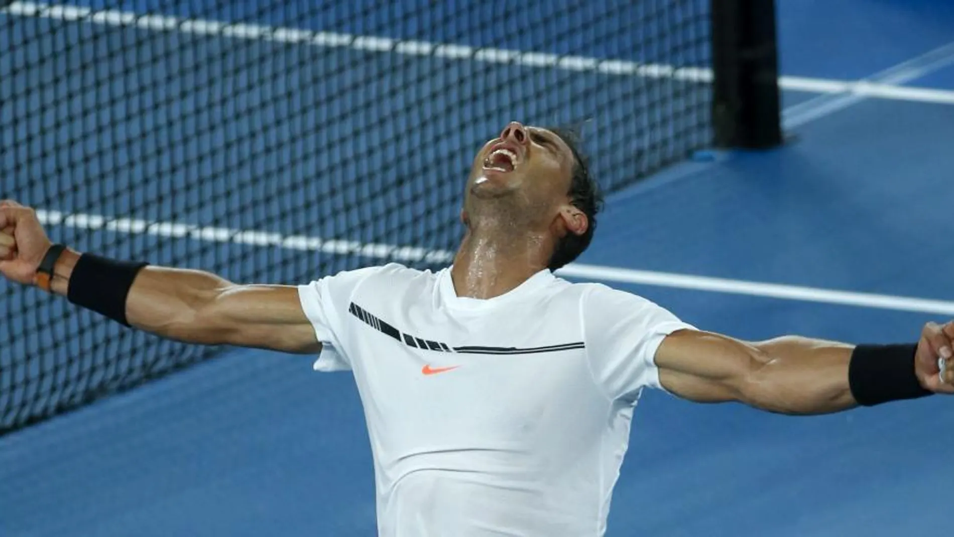 El tenista español Rafael Nadal celebra tras ganar ayer al galo Gael Monfils en su partido de octavos de final del Abierto de Australia
