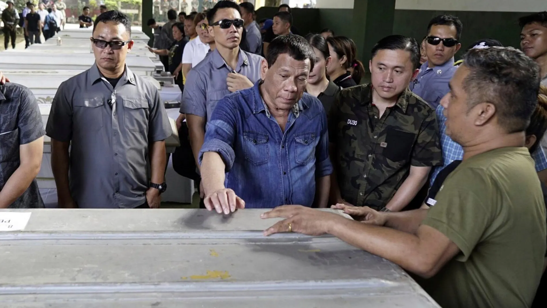 El presidente Duterte visita el lugar del atentado en Filipinas