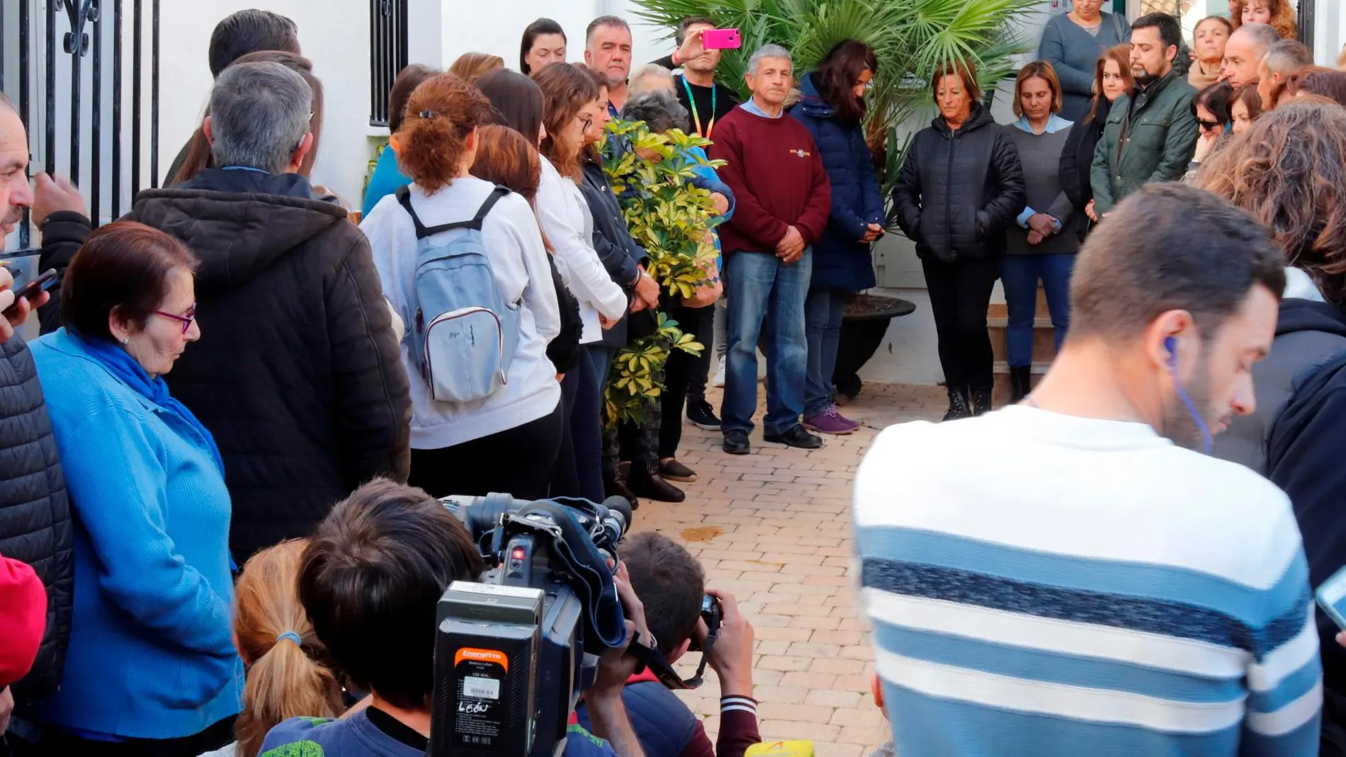 Vecinos de Totalán también guardaron un minuto de silencio a las puertas del consistorio de la localidad (Foto: Efe)
