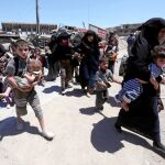 Mujeres y niños desplazados que han huido de la violencia en el casco viejo de Mosul