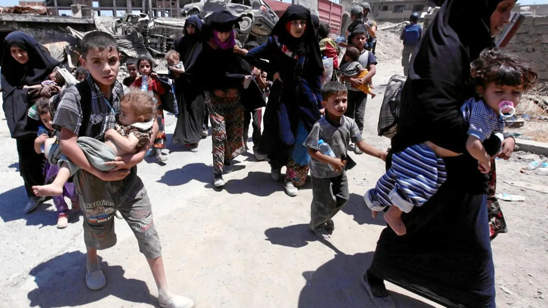 Mujeres y niños desplazados que han huido de la violencia en el casco viejo de Mosul