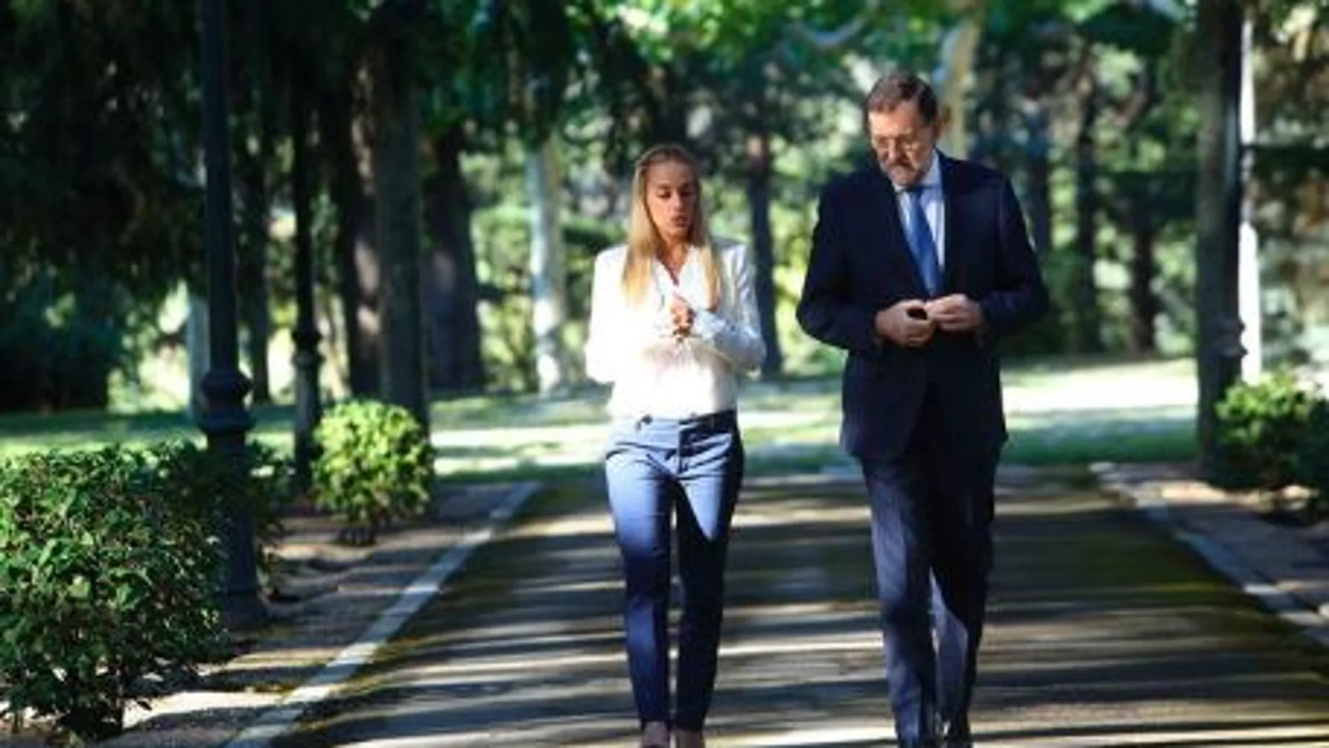 Imagen de Rajoy con Lilian Tintori durante su encuentro en favor de la liberación del esposo de ella, el líder opositor Leopoldo López
