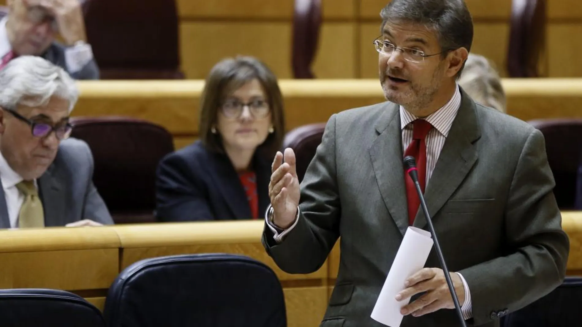 El ministro de Justicia, Rafael Catalá, responde a una pregunta en el pleno del Senado durante la primera sesión de control al Gobierno de esta legislatura.
