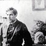 Una imagen de Pablo Gargallo posando con su retrato de Pablo Picasso, uno de sus mejores amigos en París y a quien conoció en Els Quatre Gats.