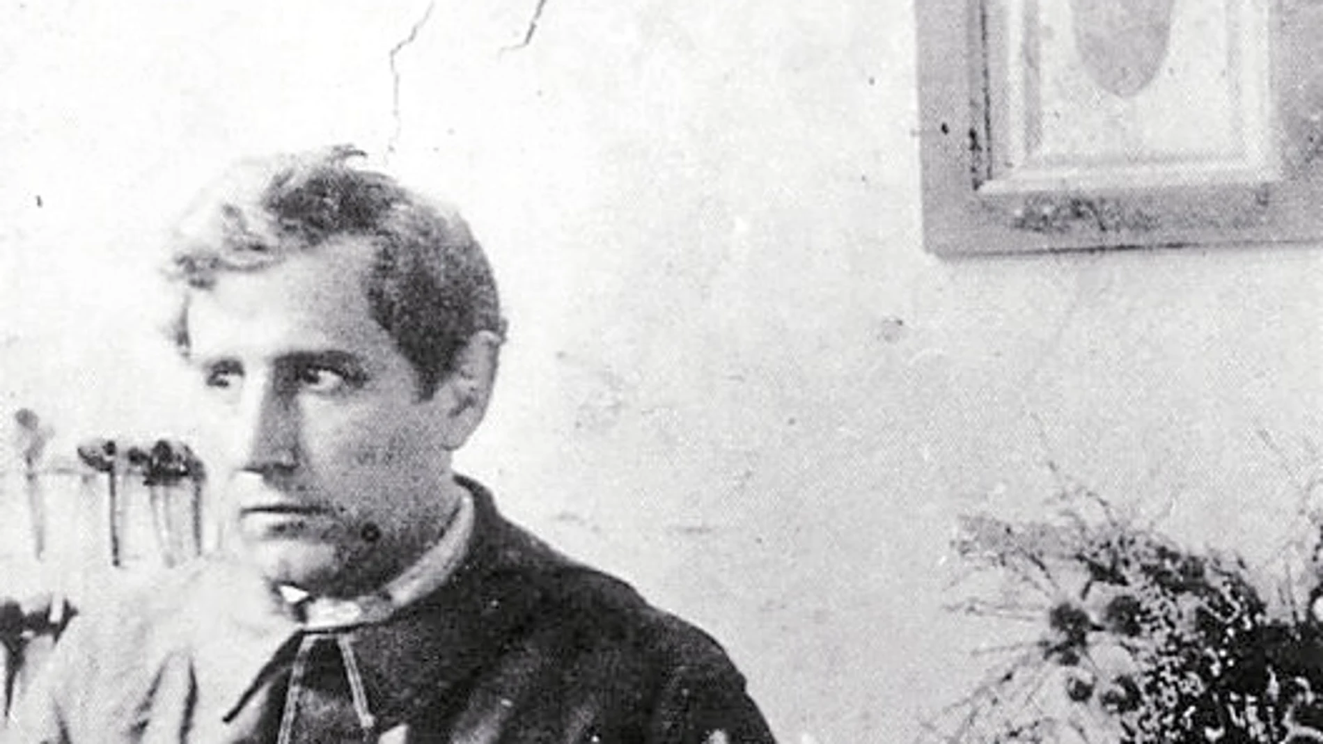 Una imagen de Pablo Gargallo posando con su retrato de Pablo Picasso, uno de sus mejores amigos en París y a quien conoció en Els Quatre Gats.