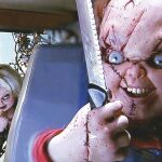 El terrible Chucky (en la imagen, con su novia al fondo) sigue más vivo que nunca. El tiempo no pasa por este icono del cine de terror