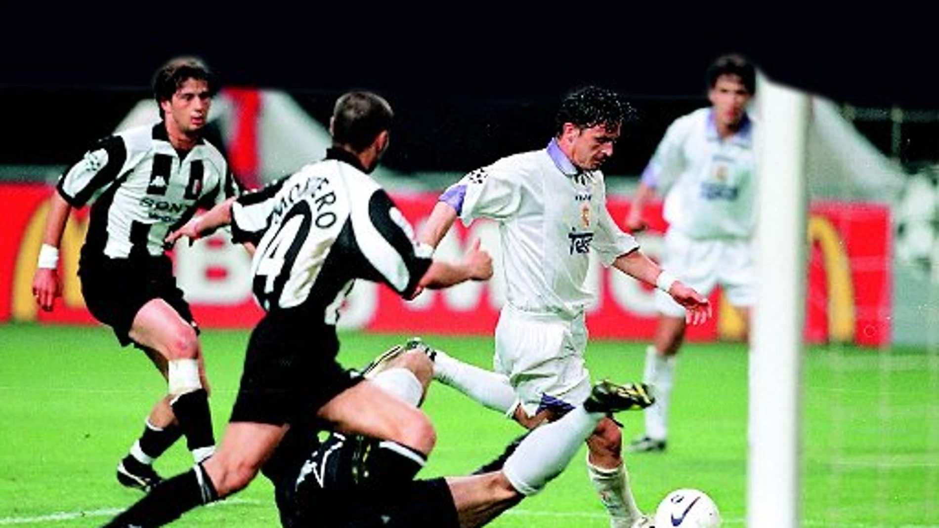 Mijatovic antes de marcar el gol de la victoria ante la Juventus en 1998