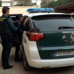 Momento en el que los agentes de la Benemérita arrestaron a las autoras del delito de robo con intimidación, en un domicilio de Cieza