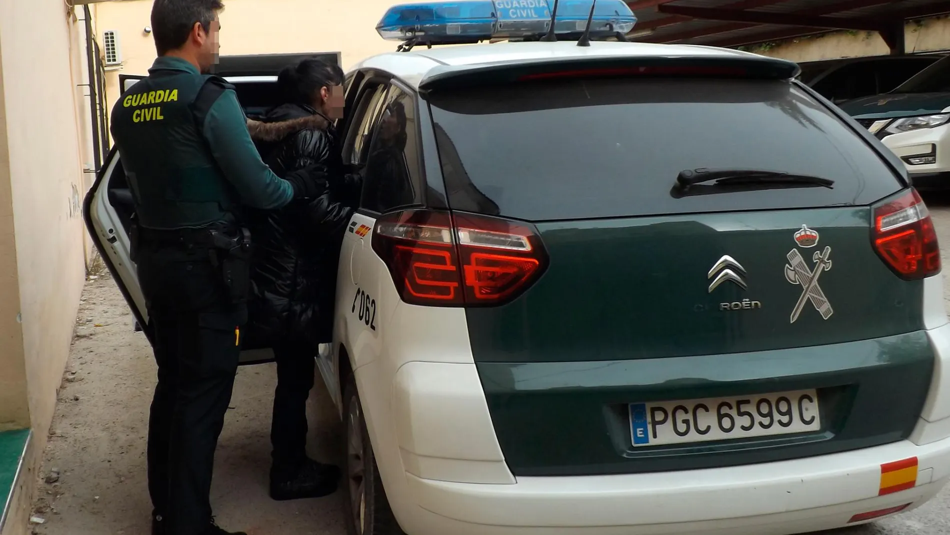 Momento en el que los agentes de la Benemérita arrestaron a las autoras del delito de robo con intimidación, en un domicilio de Cieza