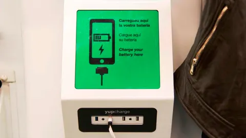 Uno de los cargadores recién instalados en el Metro de Barcelona
