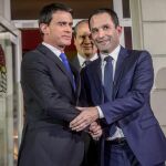 Manuel Valls saluda a Benoit Hamon