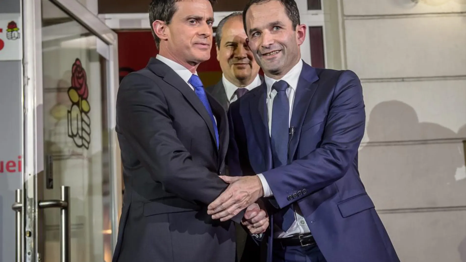 Manuel Valls saluda a Benoit Hamon