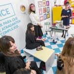 Talleres de risoterapia o grafología, son algunas de las actividades