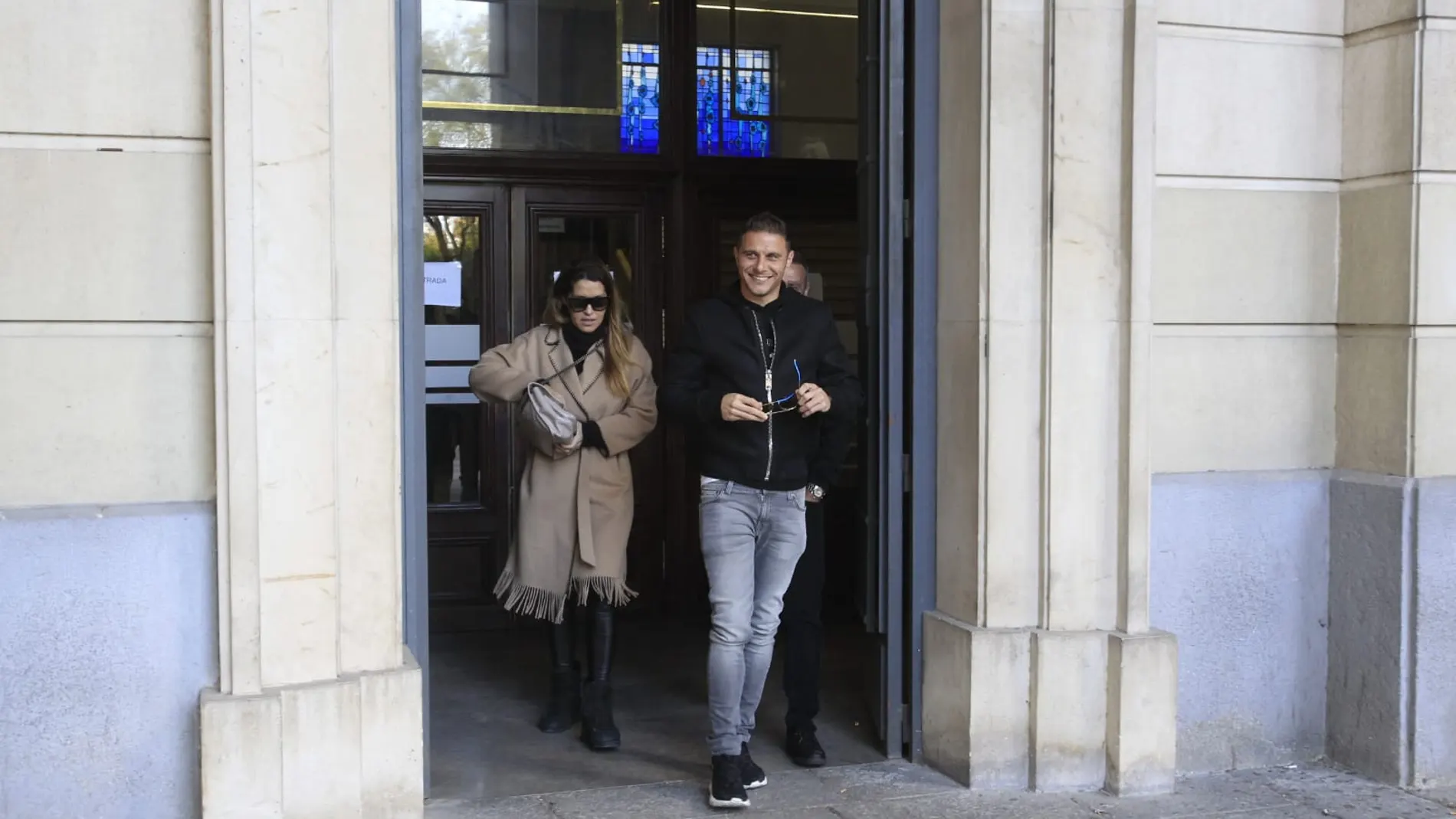 El jugador del Betis Joaquín y su mujer, saliendo de los juzgados de Sevilla/ Foto: Manuel Olmedo